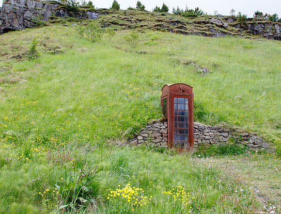 A work of art which commemorates the installation of the first marine telephone cable in 1906