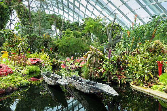 Vegetation and sculptures in Cloud Forest Conservatory